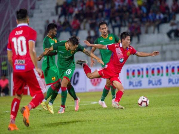 Pemain Kelantan, Mohamad Hakimi Abdullah (depan) hampir terjatuh ketika diasak pertahanan import Selangor, Michal Nguyen pada perlawanan pusingan kedua Piala FA di Kota Bharu, sebentar tadi.
