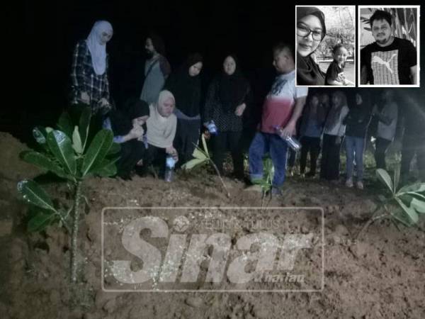 Anak-anak pasangan berkenaan memberi penghormatan terakhir kepada kedua ibu bapa dan adik bongsu mereka di Tanah Perkuburan Felda Chuping malam tadi.
