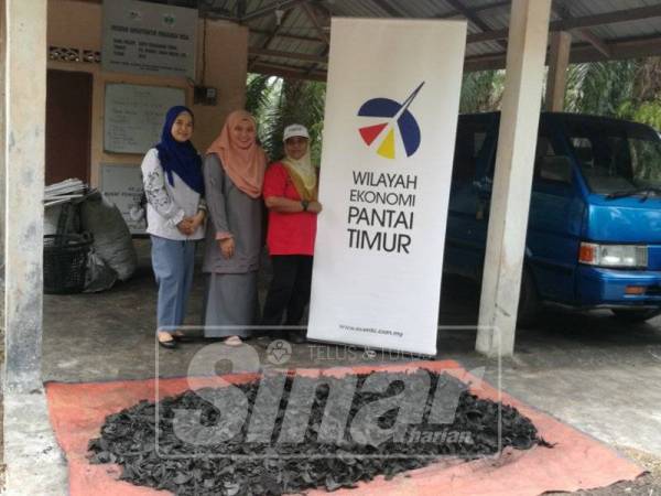 Mek Hawa (kanan) mendapat bimbingan dari Empower Tanah Merah.