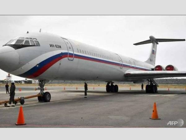 Sebuah pesawat tentera Ilyushin Il-62M milik Rusia yang dihantar ke Venezuela minggu lalu ditempatkan di Lapangan Terbang Antarabangsa Simon Bolivar.- Foto AFP