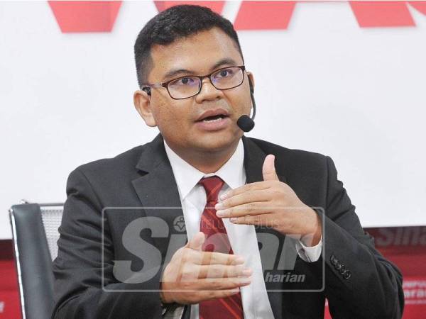 Akmal ketika bercakap dalam Program Wacana Ke-99 anjuran Sinar Harian bertajuk ‘Pas-UMNO Bergabung, Apa Kesan Demografi Politik’ di Dewan Karangkraf, semalam. - Foto Sinar Harian/ROSLI TALIB
