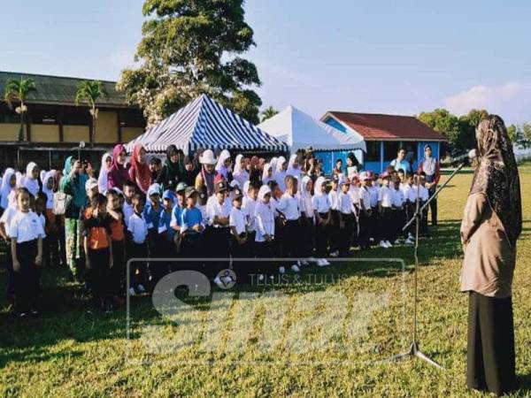 Dr Salmee berucap merasmikan kejohanan petanque di Sekolah Kebangsaan Padang Lumat, semalam.