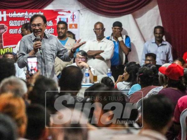 Anwar ketika berucap pada Program Bersama Masyarakat India di Taman Sri Ramai, Kuala Sawah, di sini, malam tadi. -Foto Sinar Harian Adam Amir Hamzah