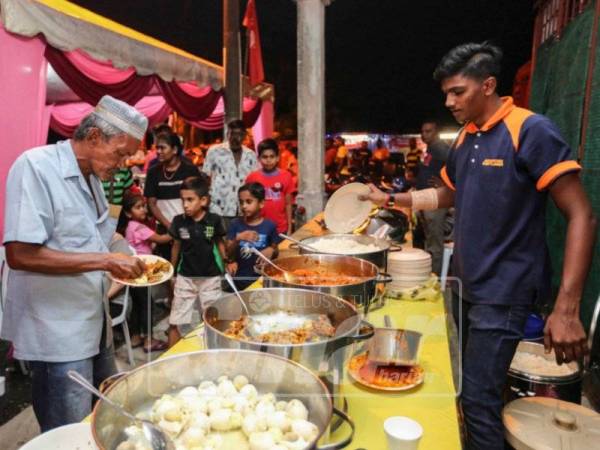 Penduduk yang hadir dihidangkan dengan jamuan nasi lemak. - Foto Sinar Harian Adam Amir Hamzah