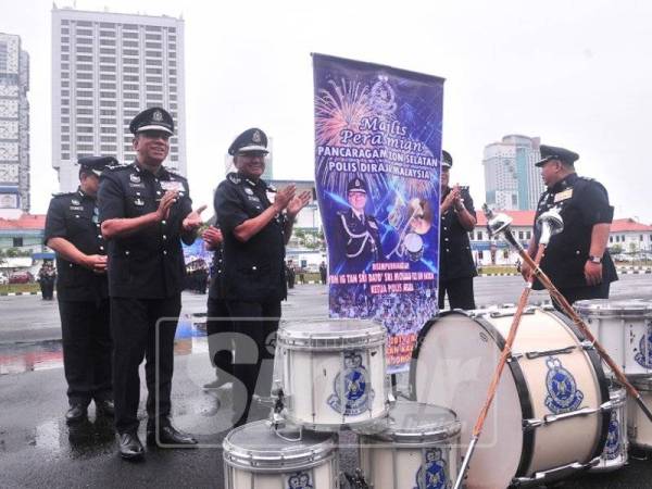 Mohamad Fuzi menyempurnakan perasmian pancaragam zon selatan PDRM Kontinjen Johor.