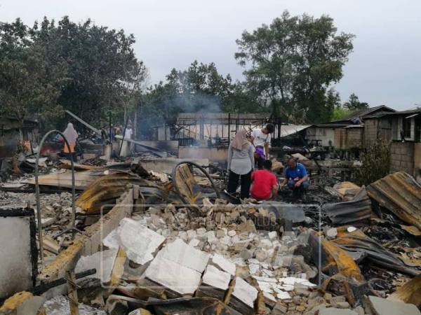 Keadaan rumah setinggan yang terbakar dalam kejadian awal pagi tadi.
