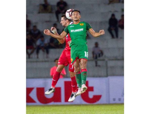 Pemain Kelantan, Mohamad Hakimi Abdullah diasak pemain Selangor, K Prabakaran (kanan) pada pertemuan pusingan kedua Piala FA di Kota Bharu, malam tadi.