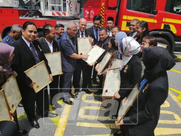 Mohamad Hamdan (tengah) beramah mesra dengan pengamal media yang menerima pingat JBPM. Turut kelihatan, Pengarah Institut Keselamatan dan Kesihatan Pekerjaan Negara(Niosh), Tan Sri Lee Lam Thye(lima dari kanan).