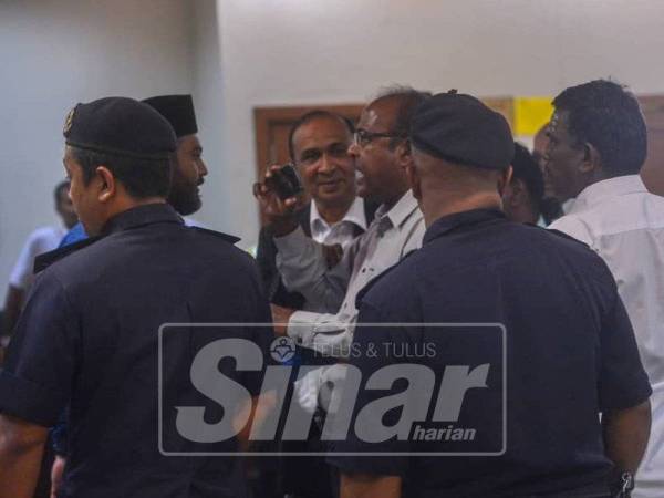 Gobalakrishnan ditenangkan oleh anggota bertugas di hadapan kamar Mahkamah Tinggi Kuala Lumpur, di sini, hari ini. - Foto Sinar Harian/SHARIFUDIN ABDUL RAHIM