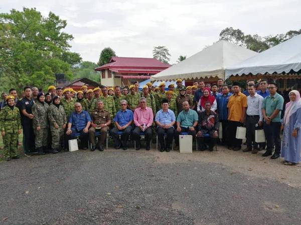 Ismail (tengah) bergambar dengan anggota Relasis, Askar Wataniah, sukarelawan Yes dan Ketua Jabatan daerah Baling yang terlibat dalam Kursus E-Keusahawanan di Perkampungan Orang Asli Lubuk Legong.