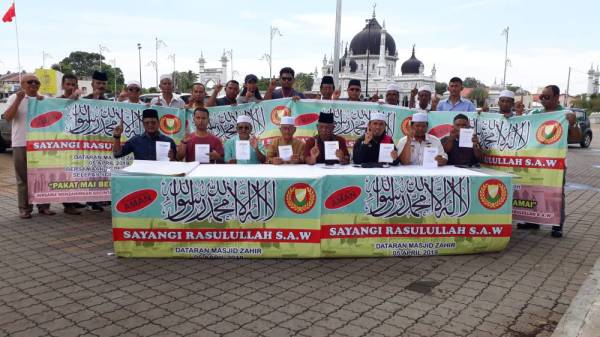 Abdul Halim (empat kanan, duduk) dan sebahagian wakil NGO Islam yang hadir pada sidang media Himpunan Sayangi Rasulullah Peringkat negeri Kedah berhadapan Masjid Zahir, Alor Setar.