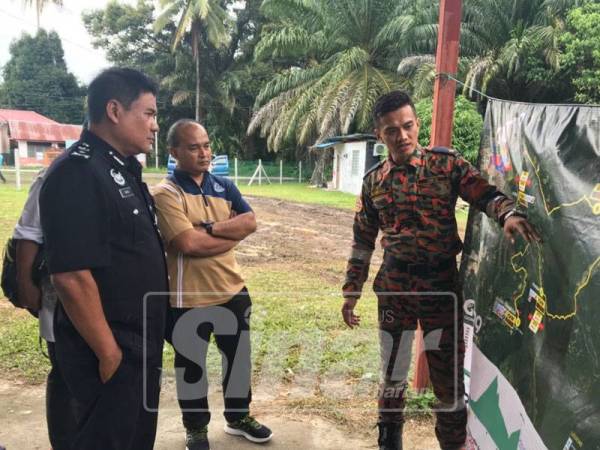 Ketua Jabatan Siasatan Jenayah Negeri, Senior Asisten Komisioner Yahya Abd Rahman (kiri) mendengar penerangan daripada Ketua Unit STORM JBPM Selangor, Alimaddia Bukri.