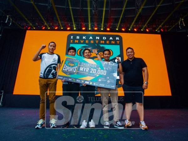 Juara CS:GO, pasukan 'Beyond Esports' menerima hadiran kemenangan dari Kenrick Tan.