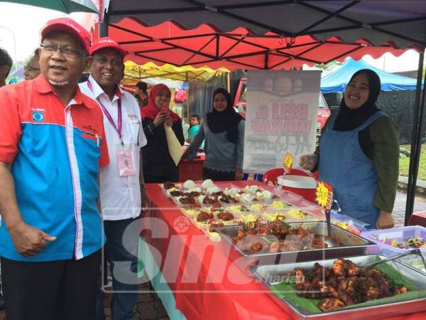 Ismail (kiri) iringi Streram berkempen di pasar malam Medan Nusari