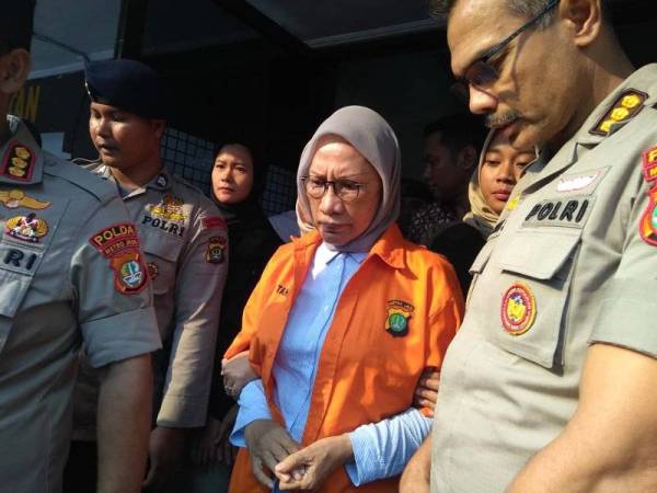 Ratna (tengah) dituduh menyebarkan fitnah dan kata-kata kebencian di media sosial. 