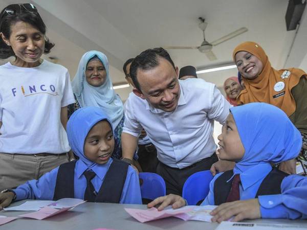 Menteri Pendidikan, Dr Maszlee Malik ketika melancarkan program kebangsaan Financial Industry Collective Outreach (FINCO) di Sekolah Menengah Kebangsaan Padang Tembak, di sini, hari ini. - Foto Bernama