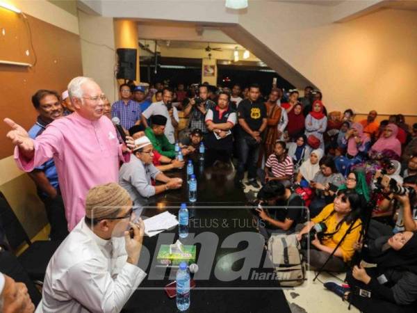 Najib beramah mesra bersama penduduk di sebuah kedai tomyam di Bandar Sri Sendayan, malam tadi. Foto Sinar Harian: Adam Amir Hamzah