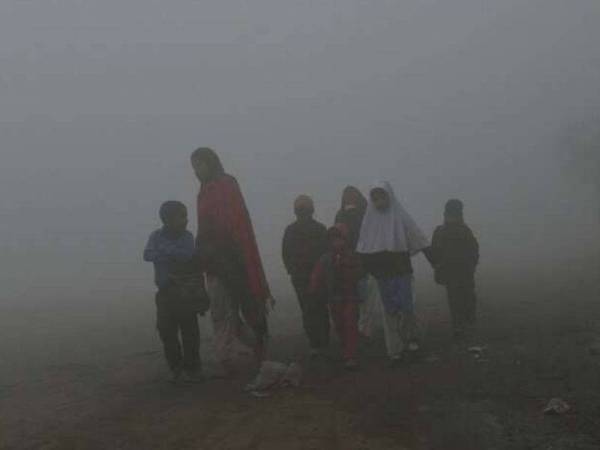 Pencemaran udara boleh memendekkan jangka hayat kanak-kanaks ehingga 30 bulan di Asia Selatan. - Foto AFP