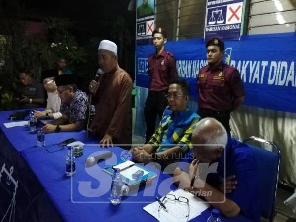 Tuan Ibrahim (berdiri) ditemui selepas ceramah di Kampung Pasir Linsum, malam tadi.