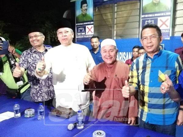 Tuan Ibrahim (dua dari kanan) ditemui selepas berucap dalam ceramah di Kampung Pasir Linsum, malam tadi. 