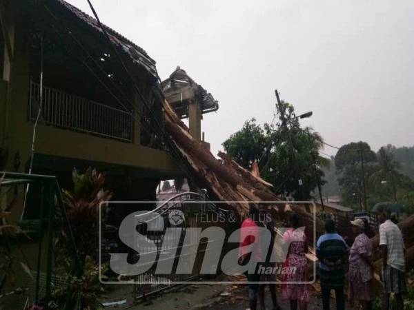 Pokok balak menghempap rumah di Tasek Permai, petang semalam.