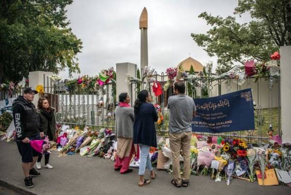 Orang ramai berkumpul di luar Masjid Al Noor selepas ia dibuka secara rasmi. -FOTO: GETTY IMAGE