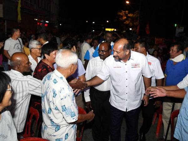 Gobind (tengah) bersalaman dengan penduduk ketika hadir pada ceramah di Pekan Rantau malam ini di kempen PRK DUN Rantau, semalam. - Foto Bernama