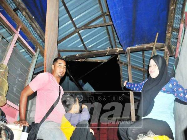 Rumah Mohd Faizal rosak teruk akibat dilanda ribut di Kampung Parit Mentara 2 petang, semalam.