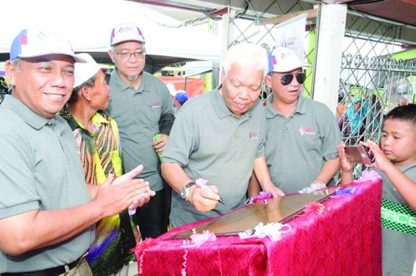 
Pengerusi Eksekutif SKM, Datuk Nordin Salleh (dua dari kanan) merasmikan KHP milik Koperasi Keluarga Sopri Busil, Tekajong Daro Berhad di Sibu, Sarawak. 