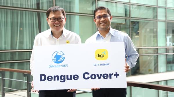 Keh Jiat (kiri) dan Rangam Bir ketika pelancaran Dengue Cover , baru-baru ini.