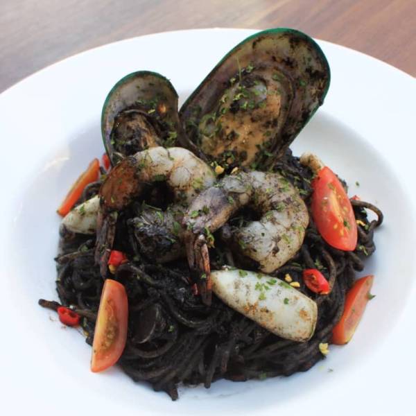 Squid Ink Spaghetti adalah antara hidangan bintang ditawarkan di Restoran Positano Risto.