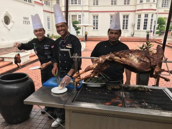 Kambing bakar dan ayam tempayan sajian dari Terengganu antara hidangan menarik ditawarkan The Love House of Celebration, Kuala Lumpur.