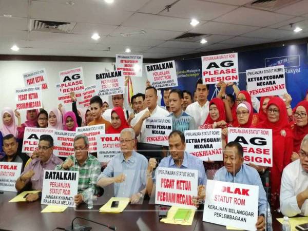 Ismail Sabri (tengah) bersama perwakilan UMNO Selangor memegang plakad bantahan Statut Rom.