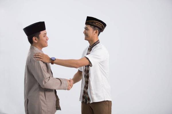 Kita digalakkan untuk memberi salam kepada orang yang ditemui. -GAMBAR HIASAN. 