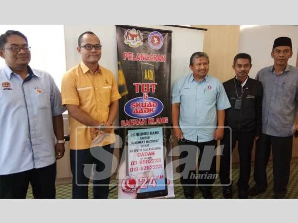 Baharudin (tengah) bersama sebahagian wakil MPKK Parlimen Kapar ketika Pelancaran Program Training Of Trainers (TOT) dan Skuad AADK di Wisma Persekutuan Klang, hari ini.