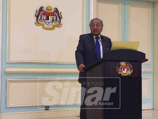 Dr Mahathir ketika bercakap pada sidang media di Pejabat Perdana Menteri, di sini, hari ini. 