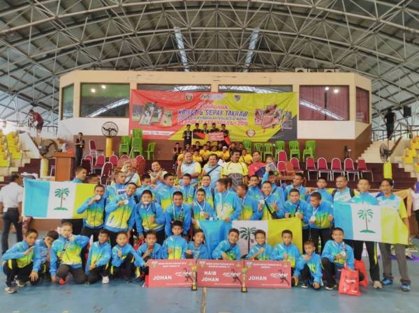 Semua pemain sepak takraw Pulau Pinang bawah 18,15 dan 12 tahun bergambar bersama selepas kejohanan MSSM 2019 tamat.