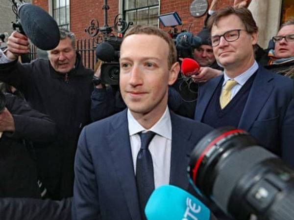 Mark Zuckerberg menghadiri mesyuarat dengan ahli politik bagi membincangkan peraturan berkaitan media sosial dan kandungan berbahaya pada 2 April.- Foto
Niall Carson/PA