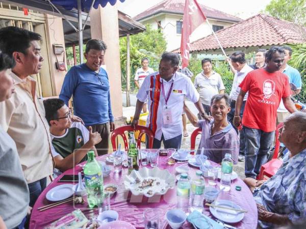 Calon PH PRK DUN Rantau, Dr. S Streram ketika Program Ziarah Mesra Ahli Persatuan Man Nam Kong Soh di Pekan Rantau, di sini, hari ini. - Foto Sinar Harian/ADAM AMIR HAMZAH