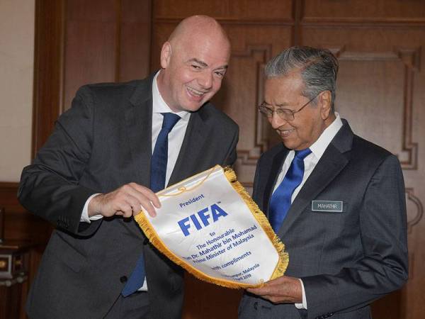 Perdana Menteri Tun Dr Mahathir Mohamad (kanan) menerima cenderahati daripada Presiden Persekutuan Bola Sepak Antarabangsa (FIFA) Gianni Infantino (kiri) selepas menerima kunjungan hormat Presiden FIFA tersebut dan delegasi pemimpin bola sepak di Bangunan Perdana Putra hari ini. - Foto Bernama