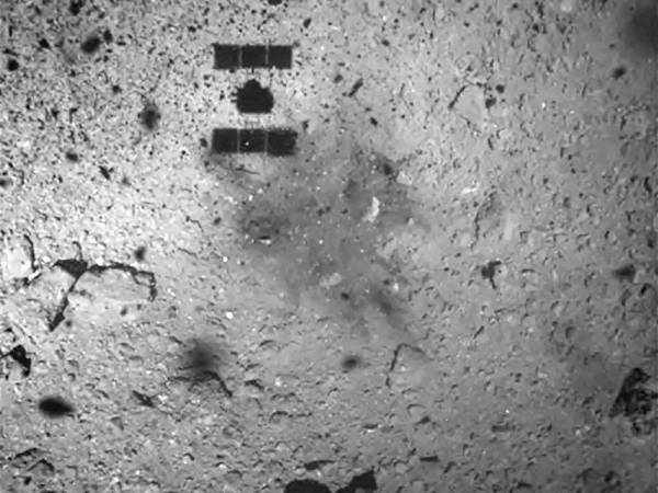 Gambar diambil kapal angkasa Hayabusa2 dari permukaan 30 meter di atas asteroid Ryugu. - Foto: AFP