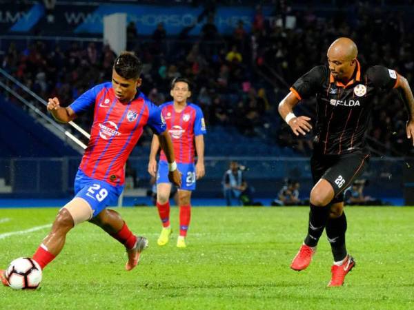 JDT tidak menghadapi masalah bertemu Felda United apabila menguasai perlawanan dalam aksi Liga Super malam tadi.