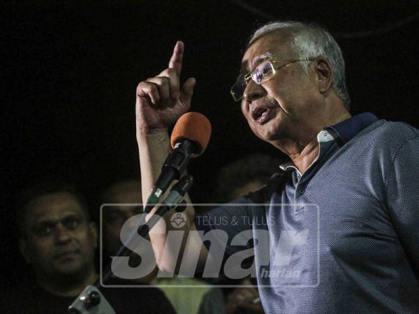 Bekas Perdana Menteri, Datuk Seri Najib Razak ketika berucap pada program Santai Bersama Bossku dan Tok Mat Bersama Masyarakat India DUN Rantau di sini, malam ini. - Foto Sinar Harian/ADAM AMIR HAMZAH 