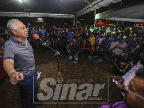 Program Santai Bossku Bersama Tok Mat Dengan Masyarakat India di Bandar Ekar di sini, malam tadi. - Foto ADAM AMIR HAMZAH