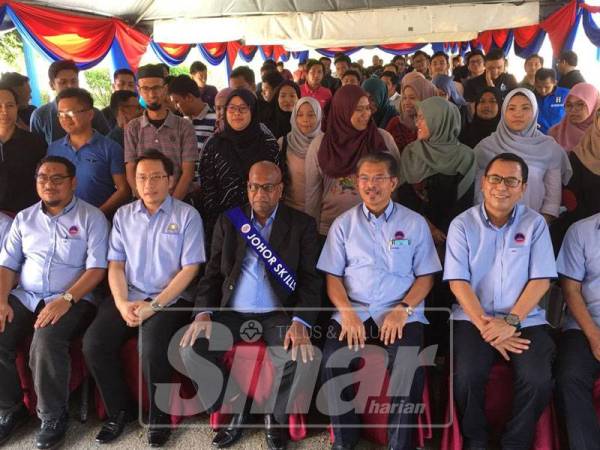 Ramakrishnan (duduk, tengah) bergambar bersama kakitangan dan pelajar Johor Skills, pada majlis berkenaan.