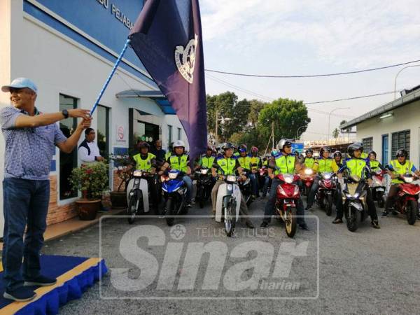 Razarudin melepaskan konvoi Kembara Kapcai sempena peringatan Hari Polis ke-212 di pekarangan IPD Ipoh.