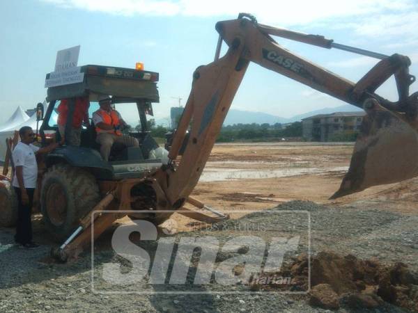 Amirudin melakukan gimik pelancaran rumah Idaman di Kajang 2