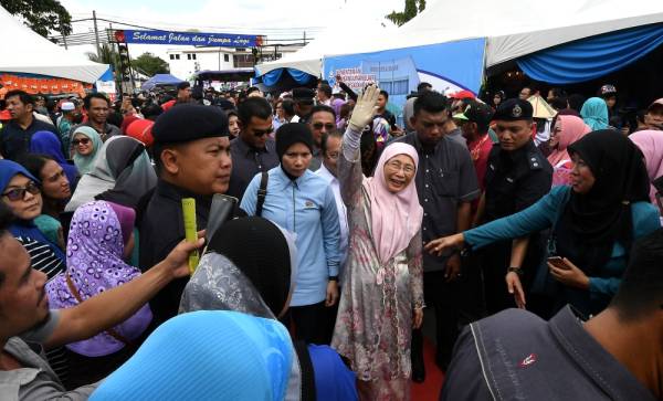 Timbalan Perdana Menteri Datuk Seri Dr Wan Azizah Wan Ismail melambaikan tangan kepada orang ramai ketika tiba untuk merasmikan Festival Beaufort hari ini. -Foto Bernama