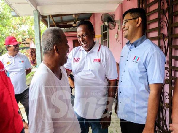 Calon PH bagi PRK DUN Rantau, Dr S Streram menyantuni penduduk setempat ketika program walkbout di Rumah Rakyat Nyatoh hari ini - Foto Sinar Harian/ADAM AMIR HAMZAH
