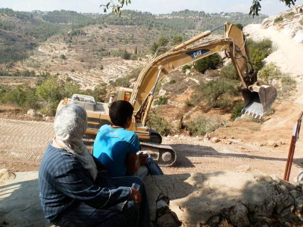 Jentolak Israel meratakan kawasan tanah di perkampungan Huwwara yang bakal dijadikan laluan pintas bagi menghubungkan penempatan haram Yahudi di Tebing Barat. 